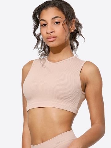 Haut de sport Yenita en beige : devant