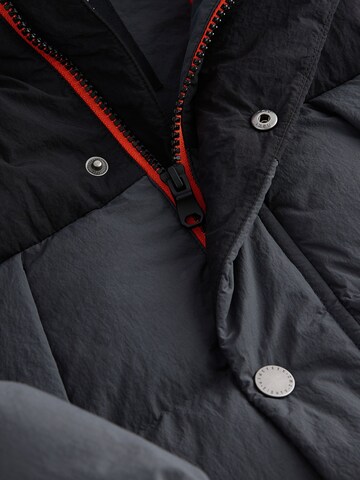 Next - Abrigo en gris