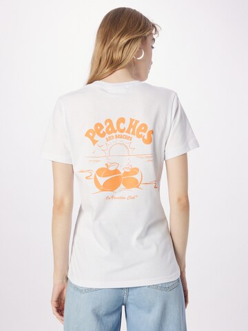 On Vacation Club - Camiseta 'Peaches and Beaches' en blanco: frente