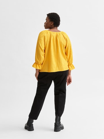 Camicia da donna 'Issy' di Selected Femme Curve in giallo