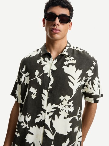 Bershka Comfort Fit Риза в черно