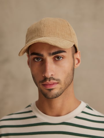 DAN FOX APPAREL Cap 'Ensar' in Beige: front