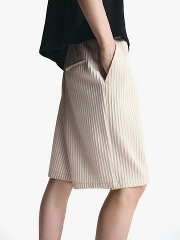Bershka Ohlapna forma Hlače | bela barva