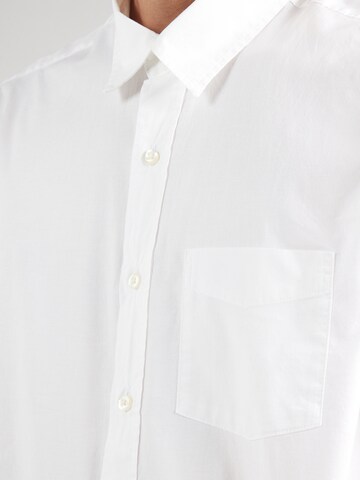 Coupe regular Chemise GAP en blanc