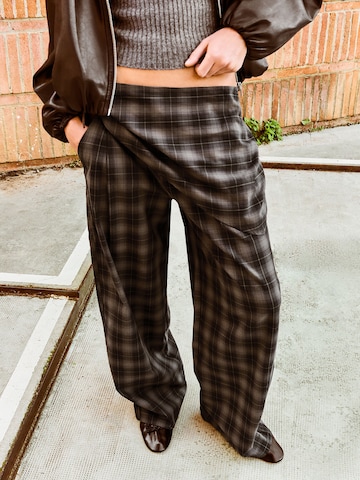 Bershka Bő szár Nadrág - barna: elől