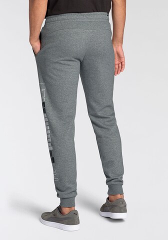 PUMA - Tapered Pantalón deportivo 'Ess+' en gris