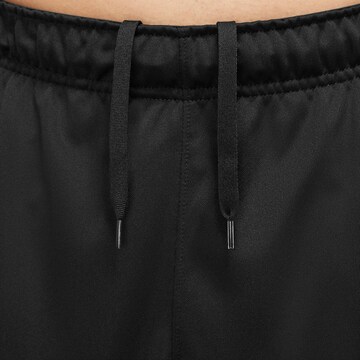 Regular Pantaloni sport de la NIKE pe negru