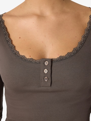 Noisy may Shirt 'NMMaya' in Bruin