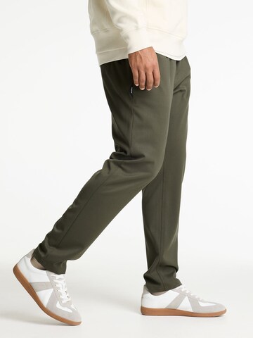 Regular Pantalon chino 'Stone Dual' CHASIN' en vert