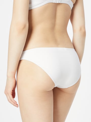 Slip costum de baie de la Calvin Klein Swimwear pe alb