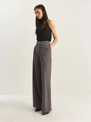 Wide Leg Pantalon à pince Bianco Lucci en gris