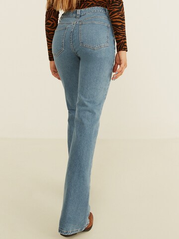 ABOUT YOU x Sofia Tsakiridou Flared Jeans 'Amanda' in Blauw