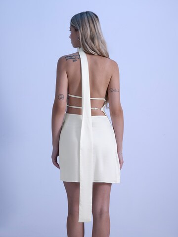 Robe de cocktail 'Kim' ABOUT YOU x irinassw en blanc