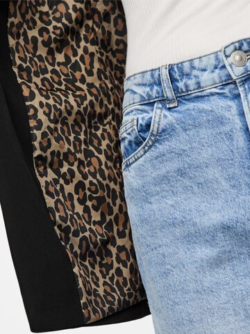 Blazer 'Bozzy' di PIECES in nero