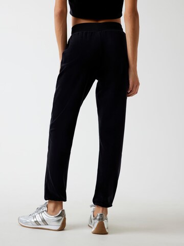GUESS Tapered Hose in Schwarz