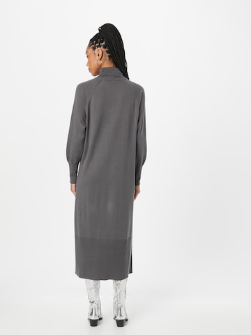 Esmé Studios Úpletové šaty – šedá