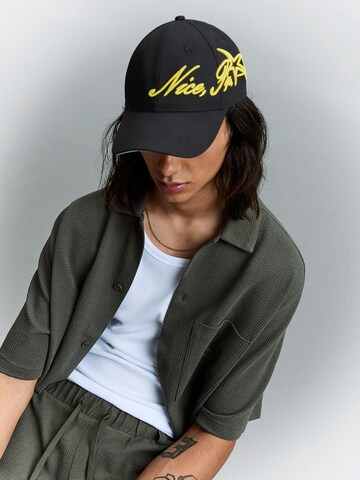 Bershka Sapkák 'DUST & NICE' - fekete