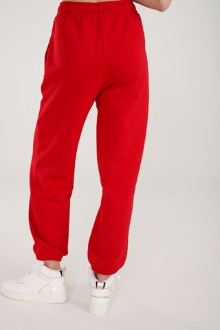 Loosefit Pantaloni sportivi di ET Nos in rosso