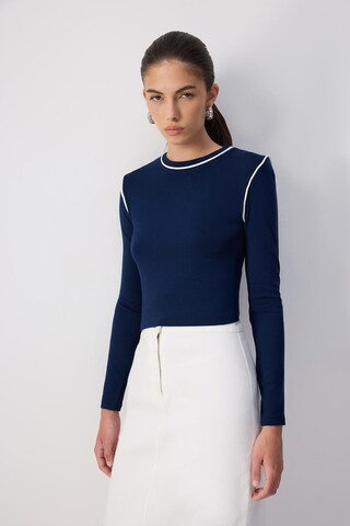 T-shirt Touche Prive en bleu : devant