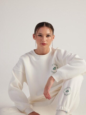 HOLLY LOLLY Sweatshirt in Beige