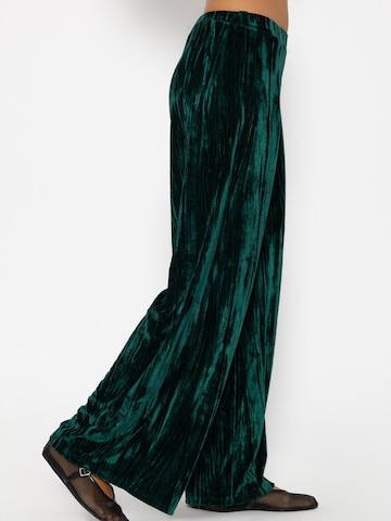 SASSYCLASSY Loosefit Hose in Grün