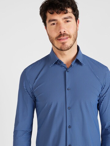 Coupe slim Chemise 'Roan' BOSS Black en bleu