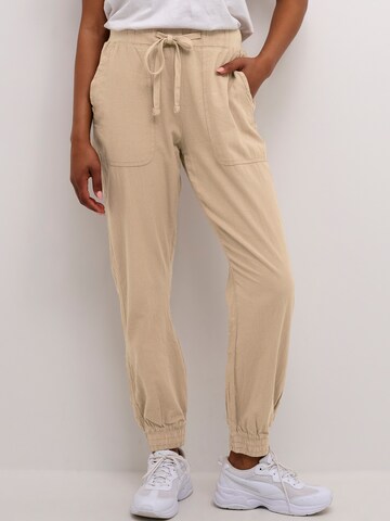 Kaffe Tapered Byxa 'KAnaya' i beige: framsida