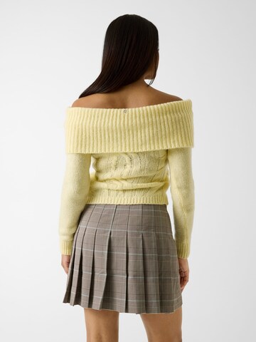 GUESS Sweater in Yellow