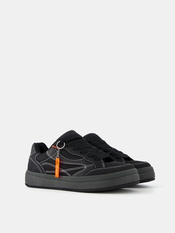 Sneaker low de la Bershka pe negru