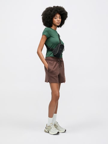 Nike Sportswear T-Shirt 'CHLL' in Grün