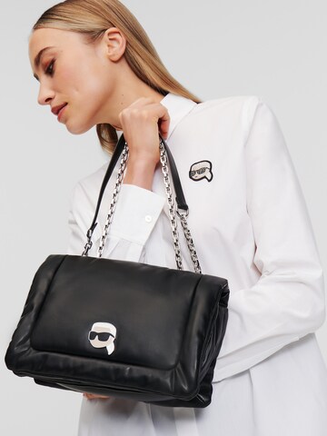 Karl Lagerfeld Schultertasche 'Ikonik 2.0' in Schwarz: Vorderseite