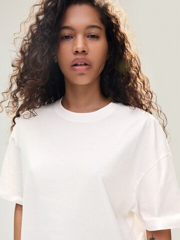 T-shirt Bershka en blanc