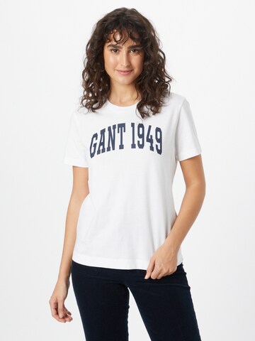 Tricou de la GANT pe alb: față