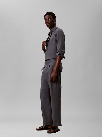 Calvin Klein Regular Bügelfaltenhose in Grau