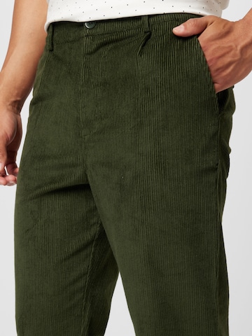 ABOUT YOU Loosefit Chino kalhoty 'Danny' – zelená