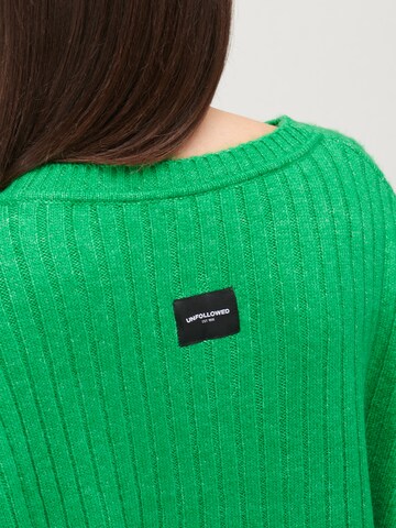 UNFOLLOWED x ABOUT YOU Sweter 'COMFY' w kolorze zielony