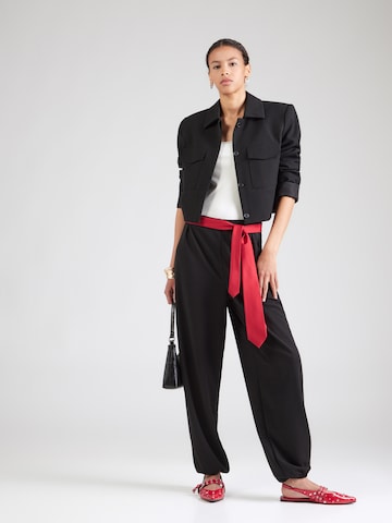 ABOUT YOU Tapered Veckad byxa 'Zaylee' i svart