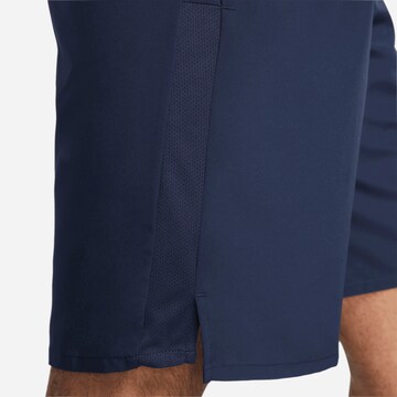 NIKE Regular Sportshorts in Blau