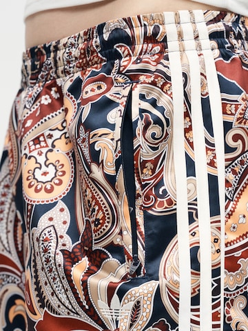 mėlyna ADIDAS ORIGINALS Plačios klešnės Kelnės 'Liberty London Firebird'