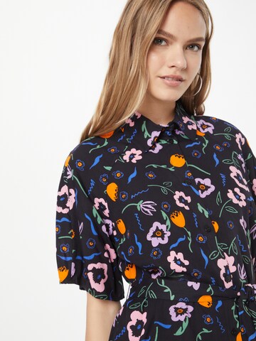 Monki - Vestidos camiseiros em preto