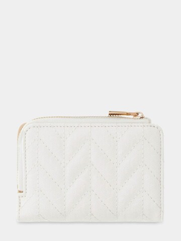 GUESS Wallet 'Stacey' in White