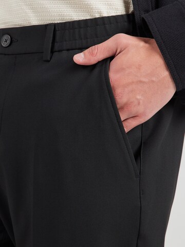 s.Oliver - regular Pantalón de pinzas en negro