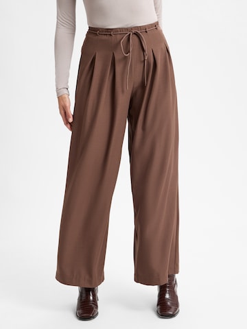 YAS Wide leg Bandplooibroek ' Camma ' in Bruin: voorkant