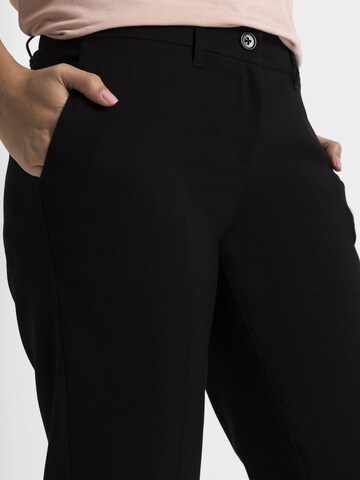 Slimfit Pantaloni di bonprix in nero
