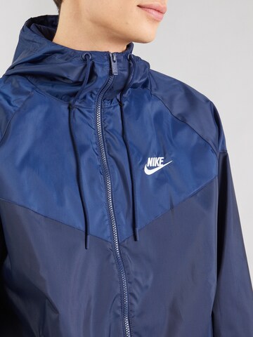 Nike SportswearPrijelazna jakna - plava boja