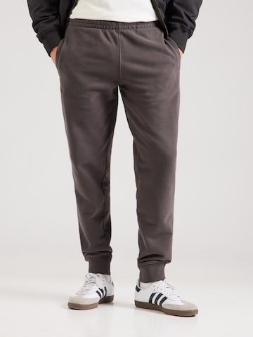 Superdry - Tapered Pantalón 'Essential' en marrón: frente