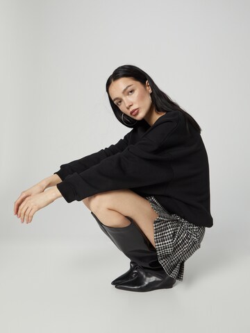 ABOUT YOU x Chiara Biasi - Sweatshirt 'Costia' em preto