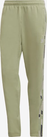 ADIDAS ORIGINALS Spodnie 'Graphics Camo' w kolorze zielony: przód