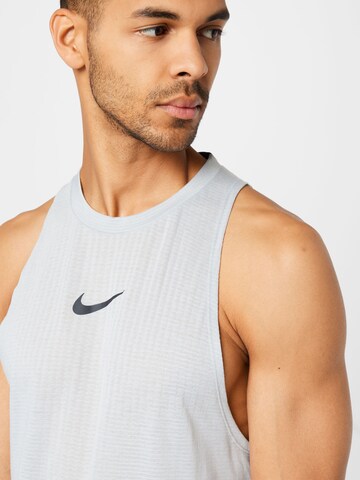 NIKE Sporttop in Grau