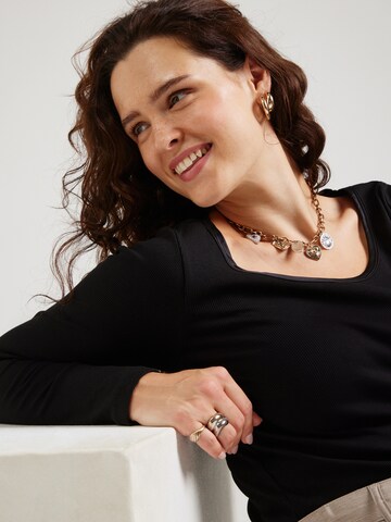 ONLY Carmakoma - Camiseta 'CARRIBBI' en negro